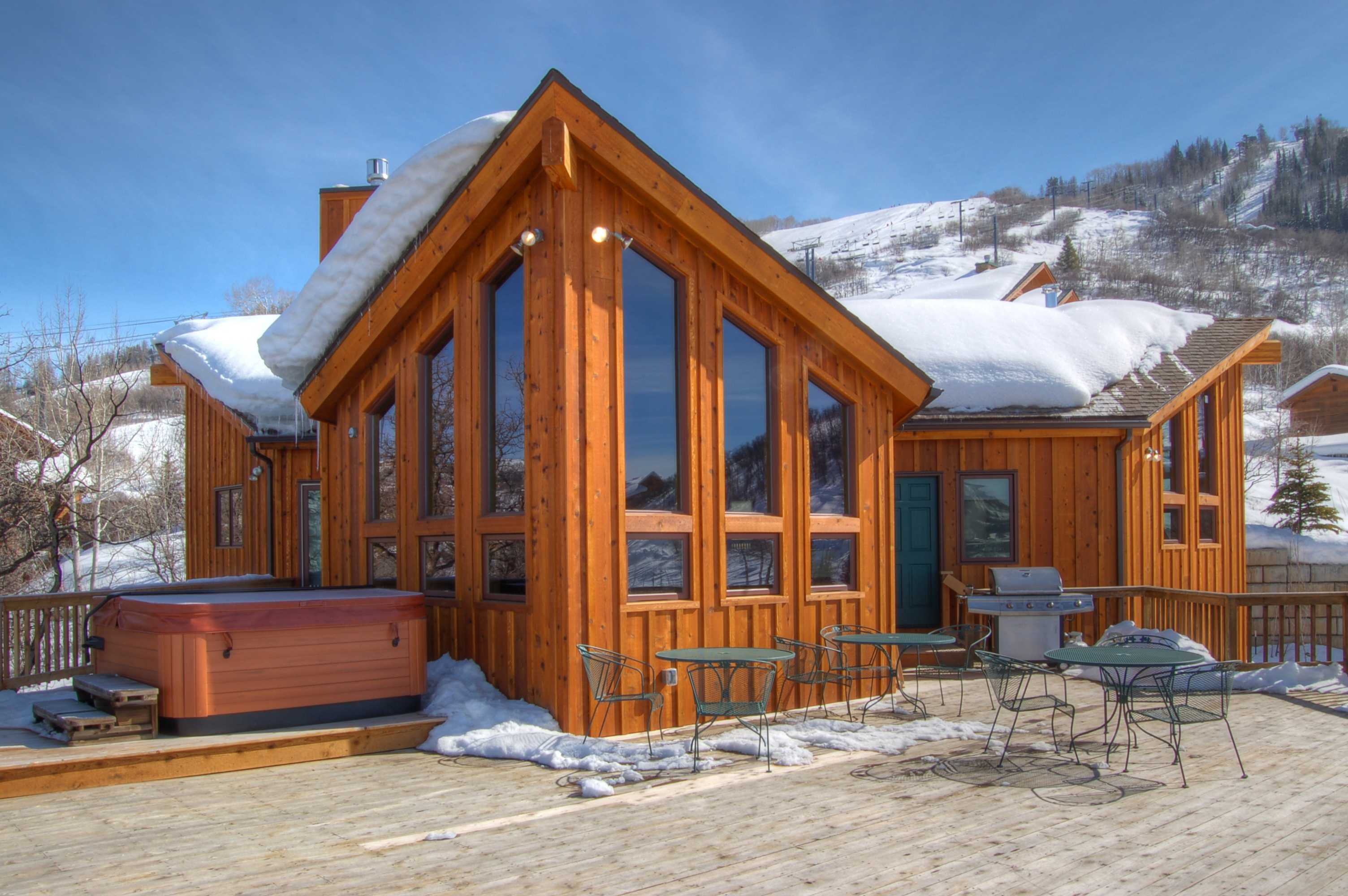 90ST1: Dog Friendly | Huge Deck | Private Hot Tub | Short Walk to Slopes | Winter Shuttle
