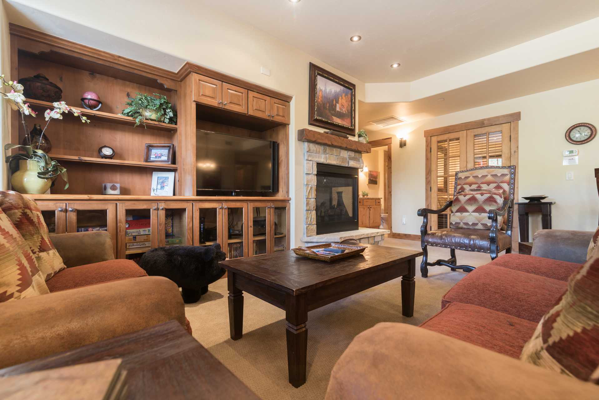 EL5112 Private Patio with Hot Tub, Fire Place and BBQ! Short walk to the slopes!