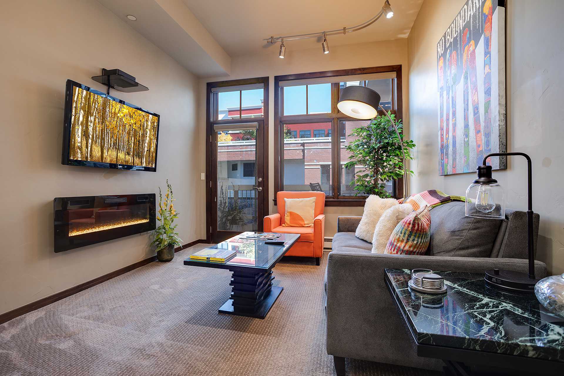 H209A by Pioneer Ridge: Great Downtown Location + Free City Bus + Walk to Shops & Restaurants