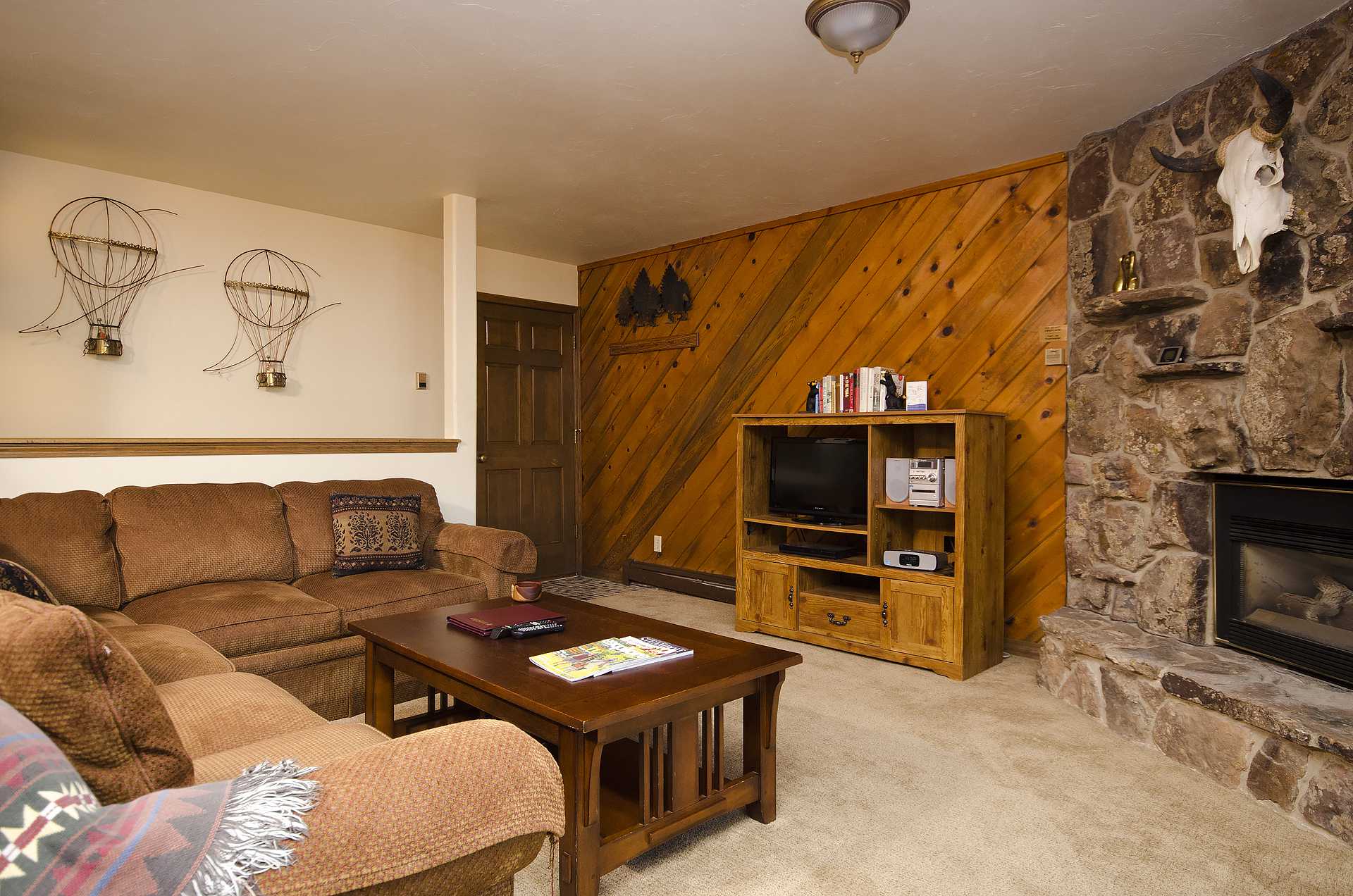 P227 by Mountain Resorts: Perfect location ~ Near Winter Activities ~ Great Amenities