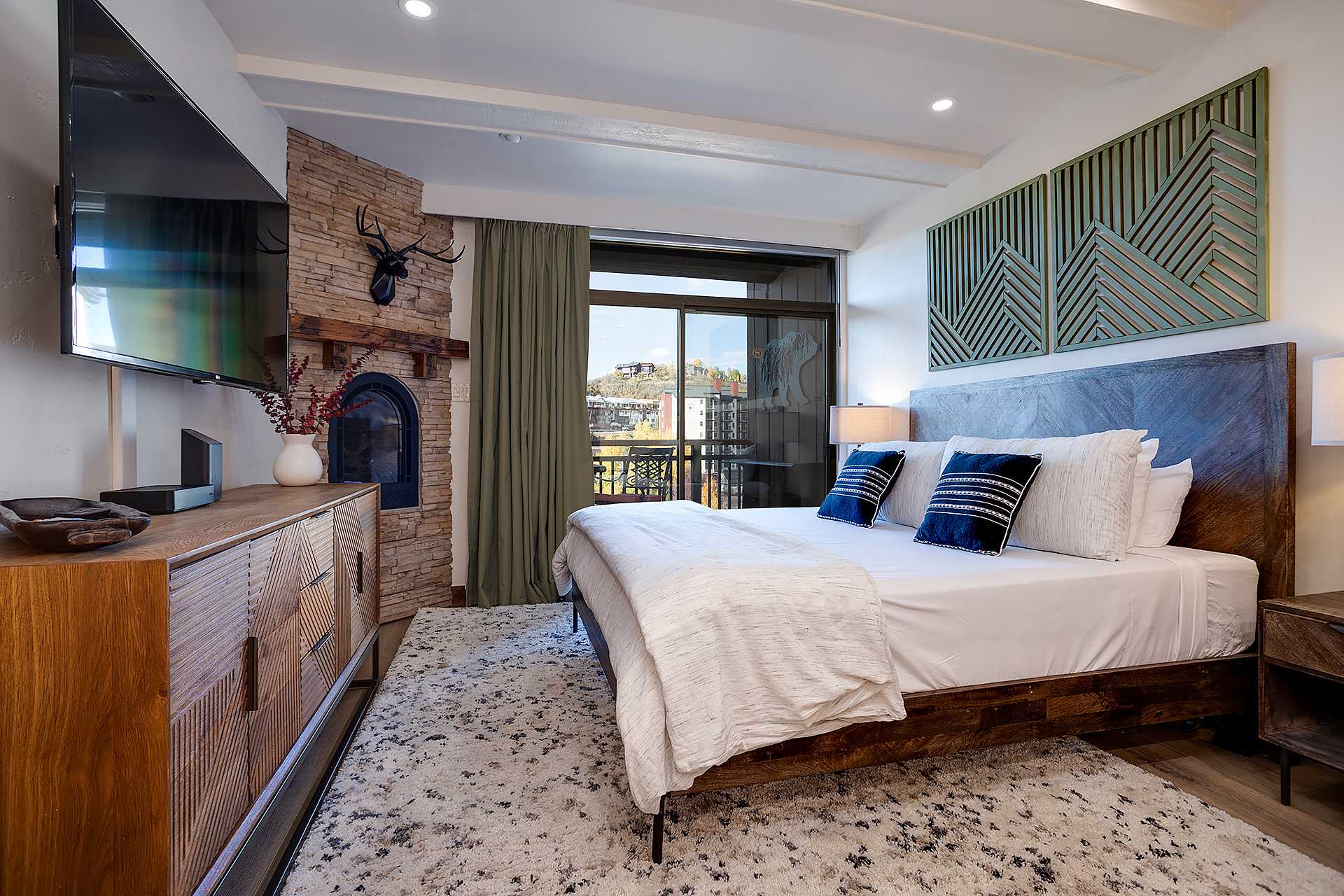 SV602 | Ski In/Out | Large Studio Suite | Winter Shuttle | Pool | Hot Tub